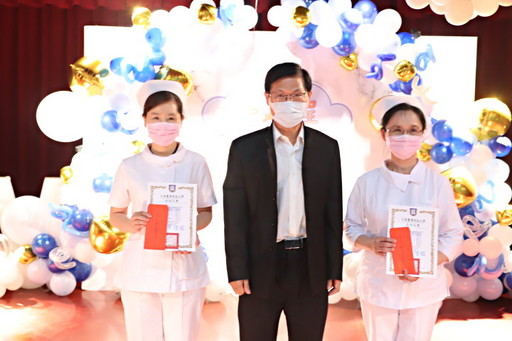 曾信超校長頒發百合花獎給表現優異的護理系老師