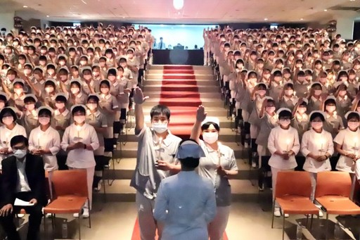 加冠後進行傳光及宣誓儀式，象徵薪傳南丁格爾的精神