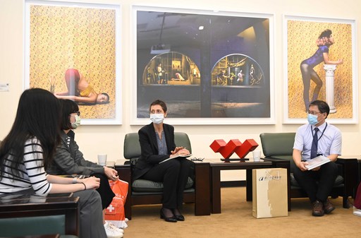瑞士商務辦事處萊貝絲副處長參訪國美館