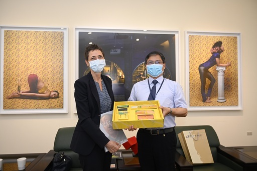 國美館汪佳政副館長(右)致贈紀念品予瑞士萊貝絲副處長