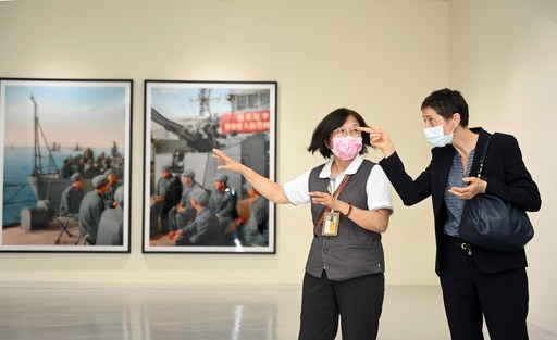國美館資深志工為萊貝絲副處長導覽「影像之後:湯瑪斯.魯夫1989-2020攝影作品展」