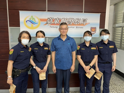 母親節臺東縣警察局長致贈防曬乳液,祝賀警局媽媽們母親節快樂