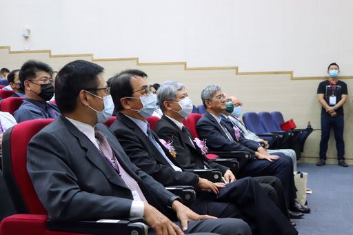 高科大與交東部航港局簽署合作備忘錄，儼然一個小型高科大校友會，當天受邀貴賓，港務公司董事長李賢義(圖中前排左三)及驗船中心董事長謝謂君(圖中前排左二)，均為高科大校友。