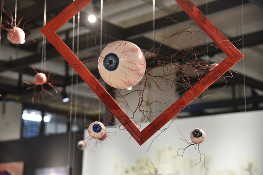 華梵大學美術系「相見在末日之後」畢業展的裝置藝術作品。