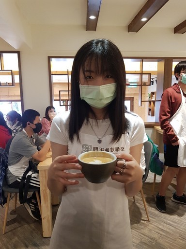 開平餐飲學校帶國中學生職涯探索，體驗咖啡拉花。開平餐飲學校/提供