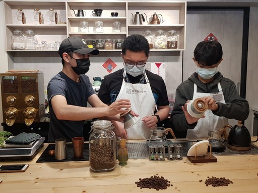開平餐飲學校針對國中生舉辦見學體驗營，走訪校友林靖右開設位於台北市大直的「靚嵐咖啡館」，實作體驗一日咖啡師。開平餐飲學校/提供