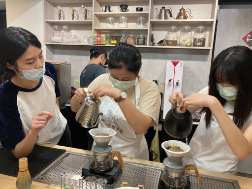 國中生參加開平餐飲見學營，實作手沖單品咖啡。開平餐飲學校/提供