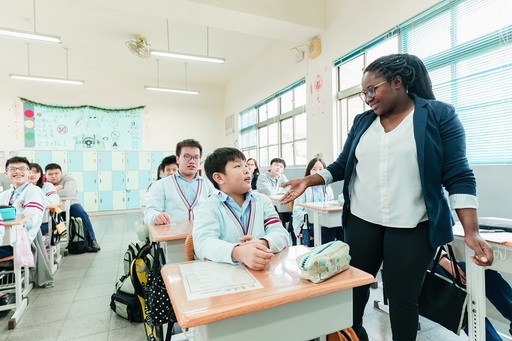 及人中學多年來深耕雙語教育，積極推動雙語教學。(疫情停課前外師上課照片)