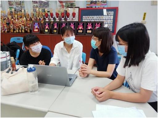 職安系學生團隊與台中市西屯區大鵬國小教師，進行協同教學共同備課。