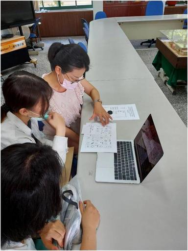 營養系學生團隊與台中大鵬國小教師，進行協同教學共同備課。