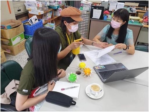 護理系學生團隊與台中市北屯區新興國小教師，進行協同教學共同備課。