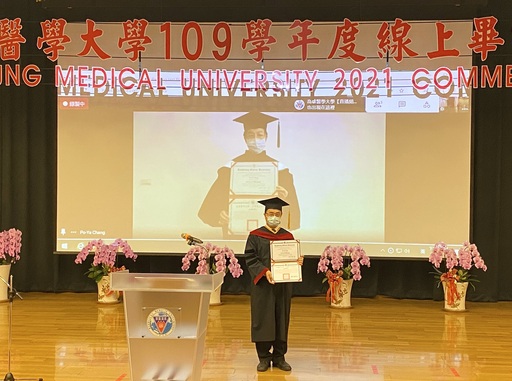 高醫大透過視訊連線，頒授名譽博士學位給總統府資政張博雅