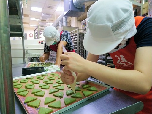 伊甸研發的抹茶粽子造型餅乾，以嚴選的抹茶原料製成三角造型加上手工繪製的糖霜圖案，希望帶給大家祝福與盼望。