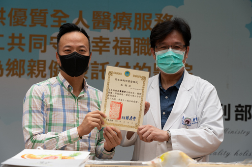 圖說：台北靈糧堂周巽正牧師(左)與署立基隆醫院林慶豐院長(右)