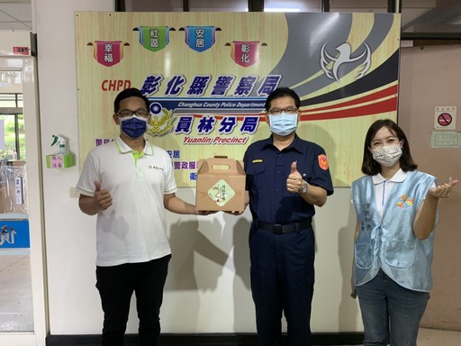 03-【成美新聞稿】成美文化園偕同頂新和德文教基金會,將600顆肉粽送至彰化縣警察局員林分局,在疫情期間幫他們加油打氣。成美文化園提供。