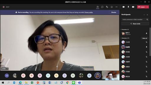 「行無礙聯盟」游鯉綺社工師 (左) 與亞大商設龍希文老師共同討論無障礙商品設計。