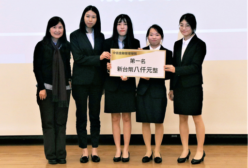 第二屆「AI智慧創新應用競賽」課程組由財務金融學系學生許惠婷、李倩芸 、張婷鈞、吳佳錡的智能友善過路裝置「GIANT-AILIGHT」奪下第一名(中信金融管理學院提供)