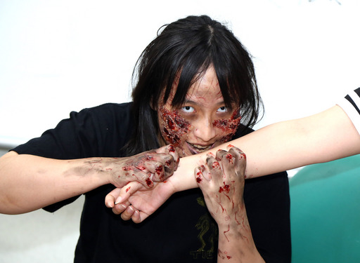 廖美慧於課堂上畫的喪屍妝栩栩如生，十分駭人