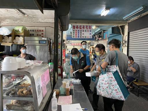 端午平安一起「罩」 縣府發放市場攤商防護面罩