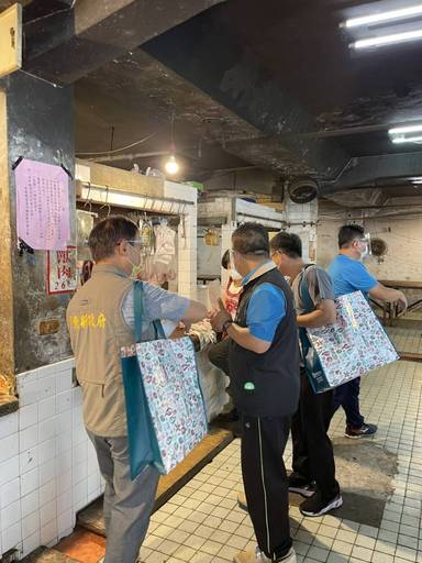 端午平安一起「罩」 縣府發放市場攤商防護面罩