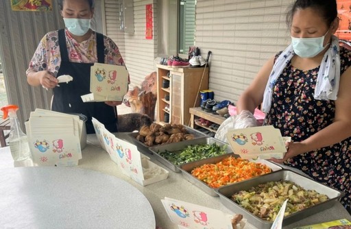 「烏來區福山站」照服員正在備餐。