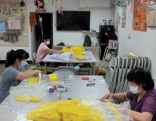 「汐止區文健站」製作防護面罩。