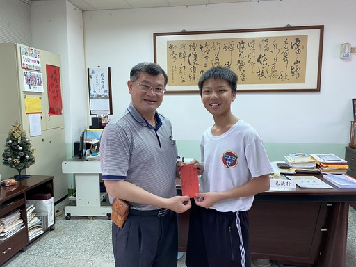 會考今成績公佈 嘉義縣學子表現亮眼-右起為東石國中李杰駿同學於4月錄取科學班時,校長黃國軍頒贈獎學金