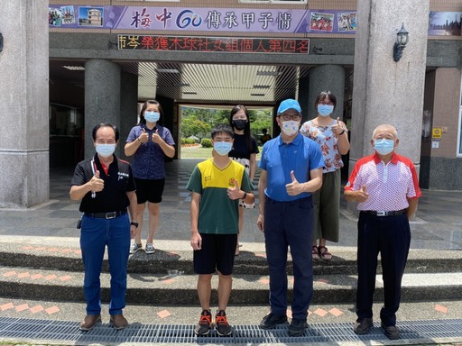 會考今成績公佈 嘉義縣學子表現亮眼-左起梅山鄉公所秘書田清標、梅山國中陳彥宇同學、梅山國中校長劉彥碩、太平村長嚴清雅