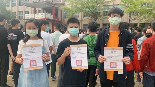 黃懿芃(左一)常代表學校參加字音字形比賽,為校爭光。