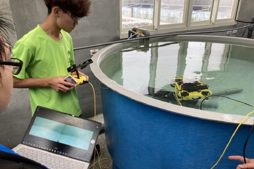 水下無人機具有簡單、輕便、岸上遙控等優勢(海大AI中心提供)