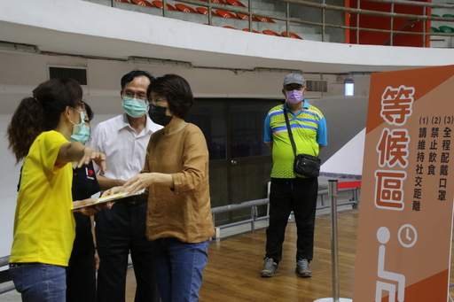臺東疫苗快打站準備好了 疫苗到位後盡速開打 饒縣長今勘查快打站設置