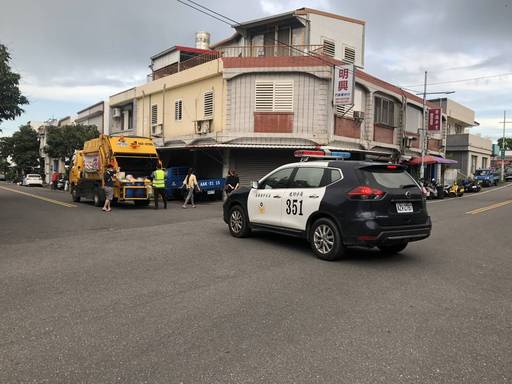 倒垃圾要戴口罩!臺東成功警察分局協助鎮公所稽查杜絕防疫破口