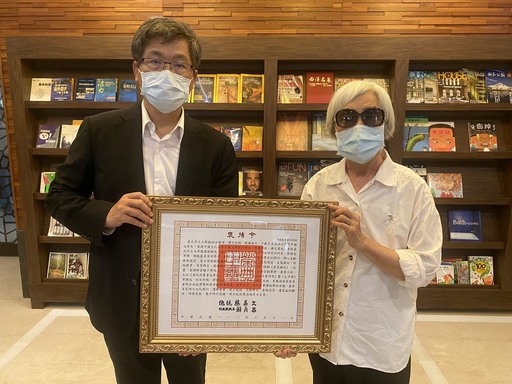 1100611客家委員會主任委員楊長鎮(左)代表蔡英文總統頒發褒揚令予古國順教授遺孀。