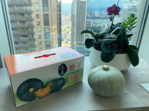 2粒裝的栗子南瓜禮盒，不論是送禮或在家自煮都適合