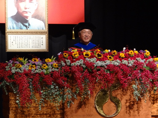 正修科大畢典預錄直播，龔校長勉畢業生勇於接受挑戰。