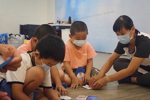 李雨函參與彰化田中服務隊，教導孩子才藝、戲劇。