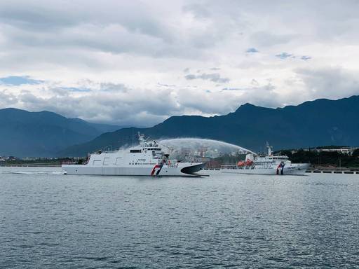 台東艦於花蓮港外進行噴水歡迎儀式