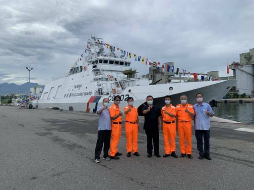 副隊長（右4）與艦長（右3）等主管合照