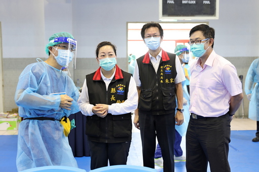 花蓮縣長徐榛蔚和花蓮縣衛生局局長朱家祥上午到疫苗接種站，關心長者們施打疫苗的情況。