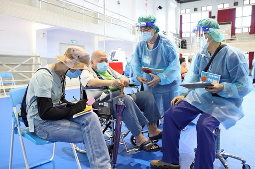 共六個施打動線，使用日本「宇美町式」施打法，每一區都配有問診醫師和負責疫苗注射的護理師。