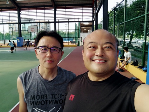 曾明騰老師(右)和蔡淇華主任(左)是多年好友，兩人連袂受邀至興國線上講堂開講，學生反應熱絡。