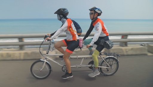 哲學系鄭佩芬(左)領騎王士朋(右)，負責控制方向與導覽風景，成為盲生的雙眼，協力車重達22公斤，每天騎完都耗盡體力