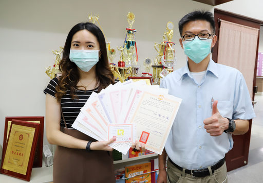 南華大學財金系證照王鄭惠馨(左)一年考取九張證照，右為財金系廖永熙主任。