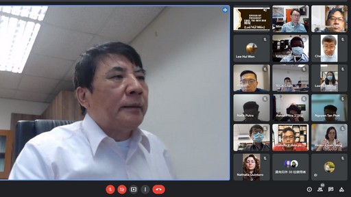 許泰文校長祝福外籍畢業生未來有更美好的發展，並期勉在校生勤份學習