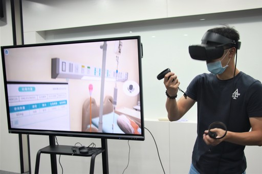 中臺科大VR未來教室-實習教師實際動手操作VR護理臨床教案
