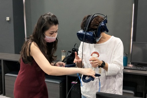 中臺科大VR未來教室-實習教師實際動手操作VR護理臨床教案