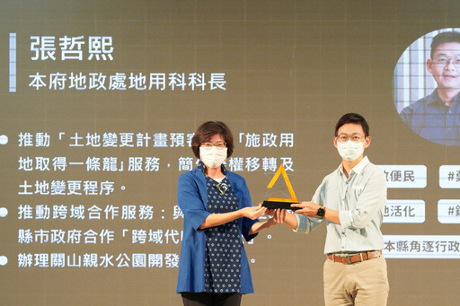 110年臺東縣模範公務人員4位同仁獲選 饒縣長親表揚