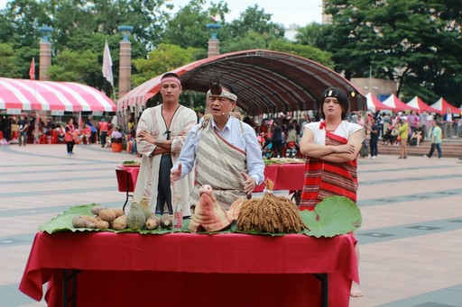 太魯閣族領導人楊萬金(中)帶領部落勇士於原住民族聯合文化活動進行祈福儀式 (活動為防疫前辦理)。