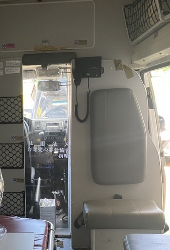 本次受贈「專責防疫救護車改裝」，是將救護車後艙及前艙有效區隔，讓病患於後艙獨立空間內，可強化車內安全隔離效能，而穿著全套防疫裝備之執勤人員，於前座駕駛艙可安心使用冷氣空調，降低因空調循環造成感染之風險，並減低執勤同仁悶熱不適感，大幅降低感染風險及負擔。