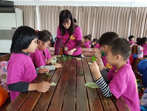 圖說二：洪麗敏老師與幼兒園小朋友的教學互動(檔案照)</p><p>